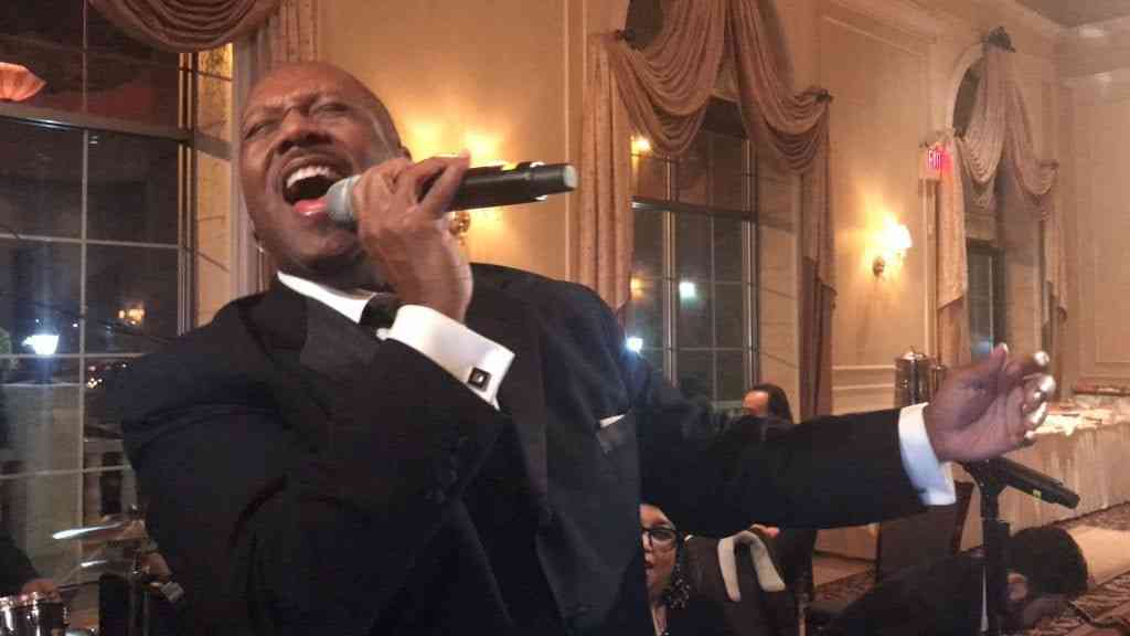 Vocalist performing Musicians | DRS Music | David Rothstein Music | Chicago wedding band | Chicago wedding bands | Chicago wedding Music | Best Chicago Wedding Band